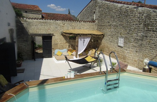 Saint-Georges-de-Longuepierre Cottage | tranquil farmhouse with heated pool ,renter has exclusive use .