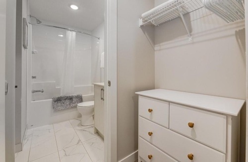 Shaganappi Apartment | Free Parking, Pet Friendly, Close to DT