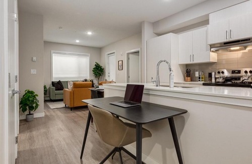 Shaganappi Apartment | Free Parking, Pet Friendly, Close to DT