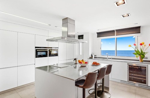 Radazul Apartment | Frontline Beach Apt with Terrace