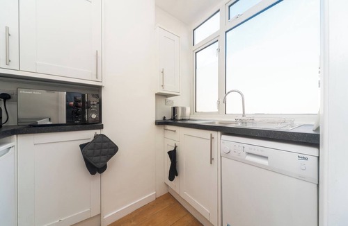 Sands End Apartment | Fulham 2BR Flat | Clean, Quiet & Spacious - Pass the Keys