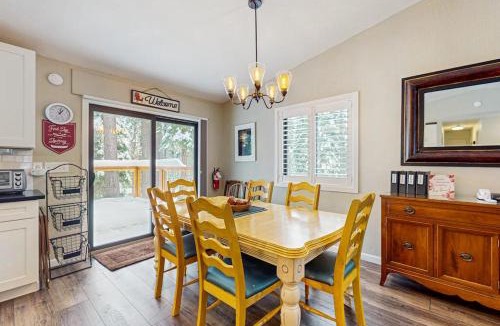 Ridgewood House | Fully updated home near the lake with full kitchen & free WiFi