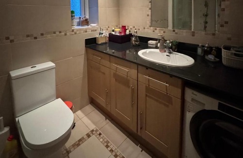 Wormholt and White City Apartment | Garden flat - sleeps 6