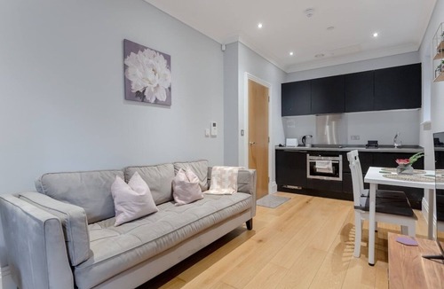 Finchley Church End Apartment | Garden Flat With Patio - Hendon