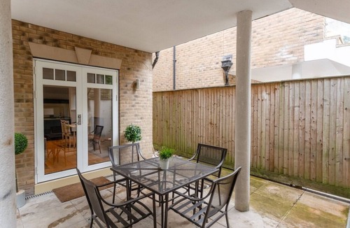 Finchley Church End Apartment | Garden Flat With Patio - Hendon