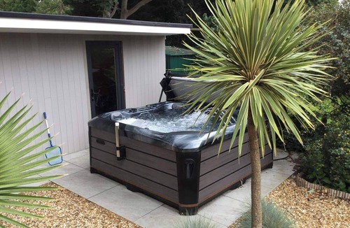 Netley Apartment | Garden Studio, private garden and amazing hot-tub