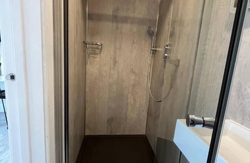 Netley Apartment | Garden Studio private garden and amazing hot-tub