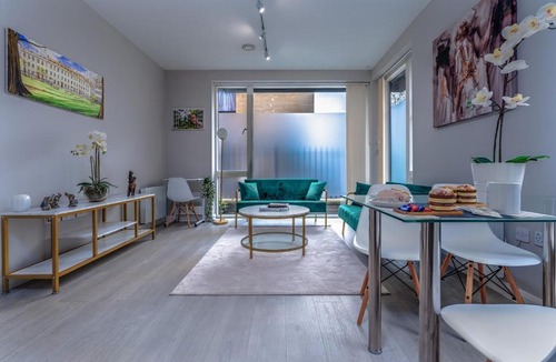 Saint Paul's Apartment | Garden View Serviced Flat by Castle Park, Lift