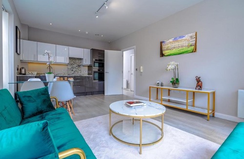 Saint Paul's Apartment | Garden View Serviced Flat by Castle Park, Lift