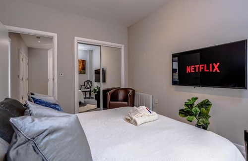 Saint Paul's Apartment | Garden View Serviced Flat by Castle Park, Lift
