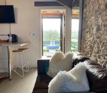 Pentrefelin Apartment | Gardener's Cwtch, Llwynhelig Manor