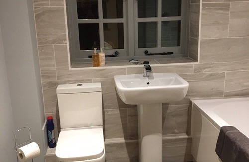 Snitterfield Apartment | Laburnum Apartment Modern and Self Contained with secluded garden