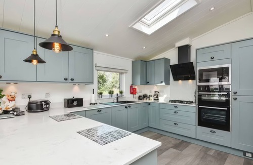 Tewitfield Cottage | GERRIDA LODGE, pet friendly, with pool in Tewitfield