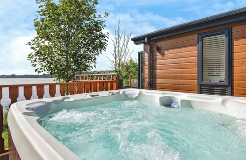 Tewitfield Cottage | GERRIDA LODGE, pet friendly, with pool in Tewitfield