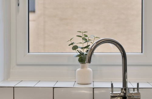 North West Apartment | Glasgow Apt with Fast WiFi - Walk to Subway - Easy City Access