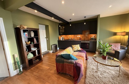 Glastonbury Apartment | Globe Apartments - Self contained