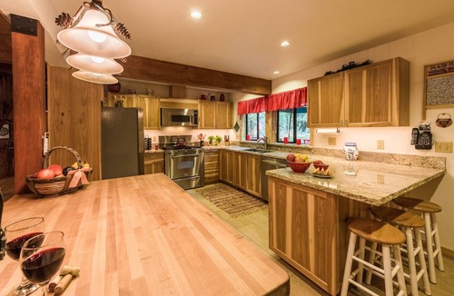 Truckee Cabin | Green Gables Mountain Lodge - Wood Burning Fireplace - Sleeps 8-12 Ping Pong