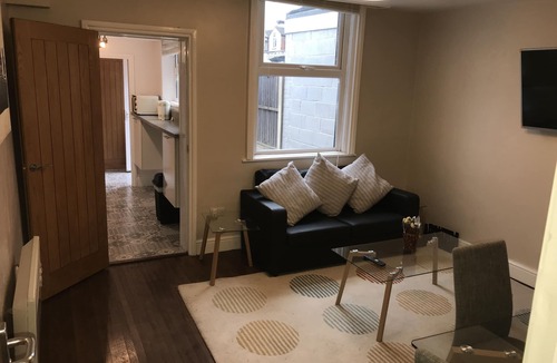 Smethwick Apartment | Ground Floor Contemporary 1 Bed Apartment