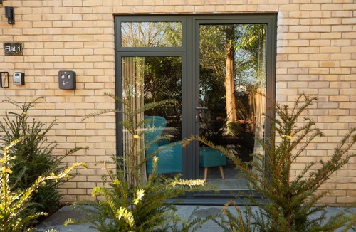 Reading Apartment | Ground Floor Deluxe Apartment w Parking & Garden