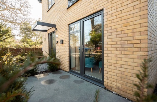 Reading Apartment | Ground Floor Deluxe Apartment w Parking & Garden