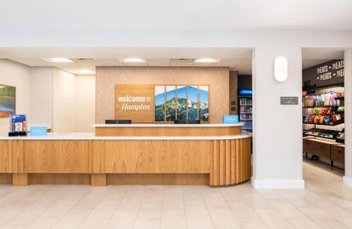 Redding Hotel | Hampton Inn & Suites Redding