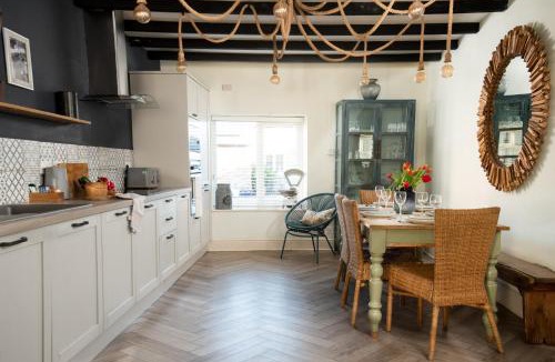 Seahouses House | Harbour Way Cottage by Coast & Country Stays