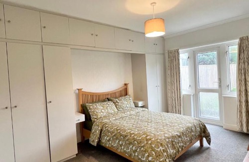 Watford Apartment | Harry Potter Studios Bungalow and Private Garden with Parking