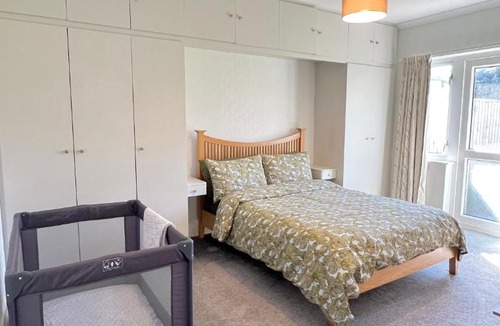 Watford Apartment | Harry Potter Studios Bungalow and Private Garden with Parking