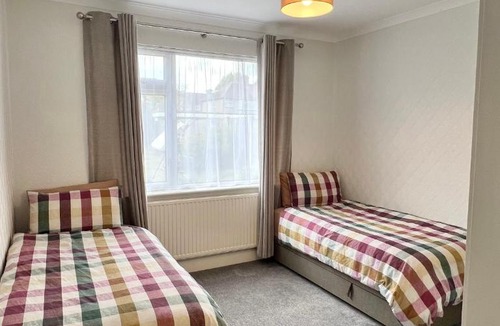 Watford Apartment | Harry Potter Studios Bungalow and Private Garden with Parking