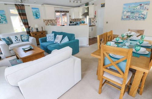 Narberth Ski Chalet | Heddwch, Wisemans Bridge