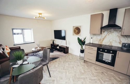 Barrow-on-Trent Apartment | Hen & Chickens Luxury Apt Free Parking | By DerBnB