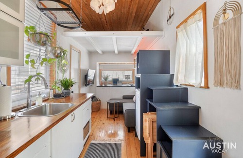 Blackshear-Prospect Hill House | HGTV Featured Tiny Home w Hot Tub Near East 6th St