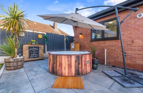 West Bromwich House | Hidden Gem Hot Tub EV Parking