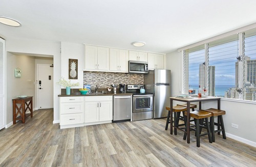 Waikiki Condo | High Floor with Ocean View! Bedroom A/C, W/D, Wi-Fi, Pool, FREE Parking!
