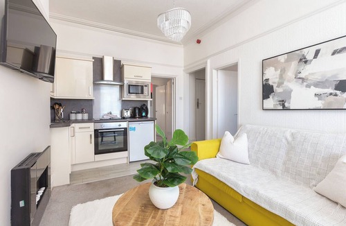 Thornton-Cleveleys Apartment | HIGHCLIFFE SEAVIEW SUITE - BEACH - PERFECT RETREAT