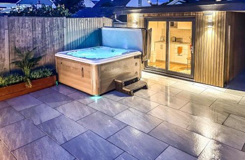 Fareham House | Hillside Oasis - Private Hot Tub & Swimming Pool