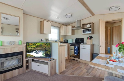 Newton Saint Cyres Ski Chalet | Hillside Splash Retreat - Pool & Fishing Nearby
