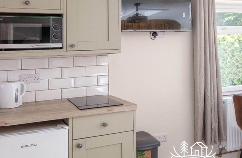 Dibden Purlieu Apartment | Hippo Room 8 - Peaceful Double - Garden View