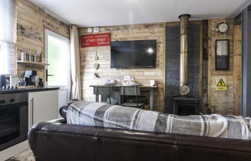 Llanteg Ski Chalet | Holey Moley Lodge - 2 Bedroom - Llanteg - Pembrokeshire