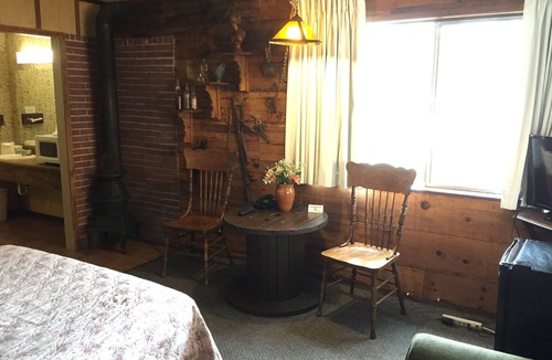 Grass Valley Hotel | Holiday Lodge