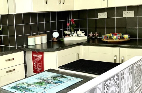 Caerphilly House | Home from home, 2min walk Caerphilly Castle, 25min drive to Principality stadium