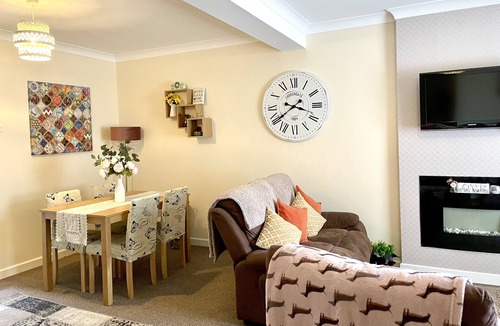 Caerphilly House | Home from home, 2min walk Caerphilly Castle, 25min drive to Principality stadium