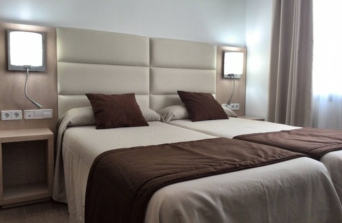 Portinatx Hostel | Hostal La Cigüeña