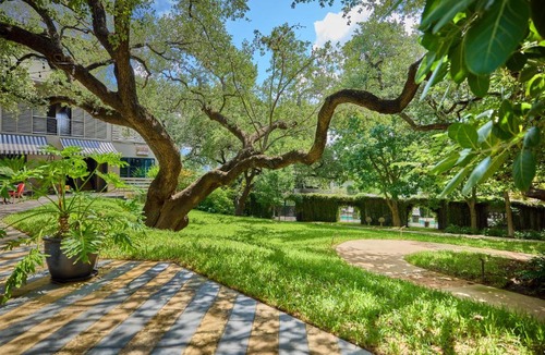 Travis Heights Hotel | Hotel Saint Cecilia