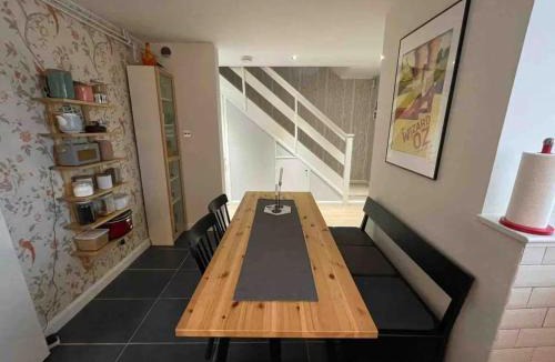 Winnersh House | House - Sleeps 6 - Private Garden & Parking