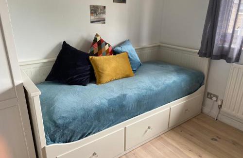 Winnersh House | House - Sleeps 6 - Private Garden & Parking