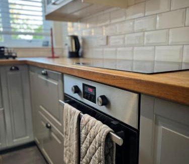 Winnersh House | House - Sleeps 6 - Private Garden & Parking