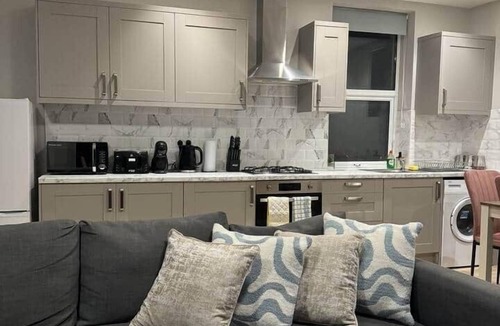 Brondesbury Apartment | Huge Modern 3 Bed Flat Central For Sightseeing