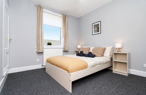 Grangemouth Apartment | Ideal Work Stays 3BR 6 Guests Free Parking