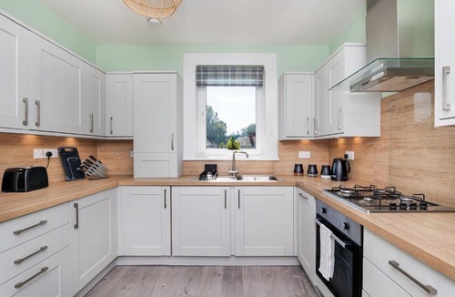 Grangemouth Apartment | Ideal Work Stays 3BR 6 Guests Free Parking